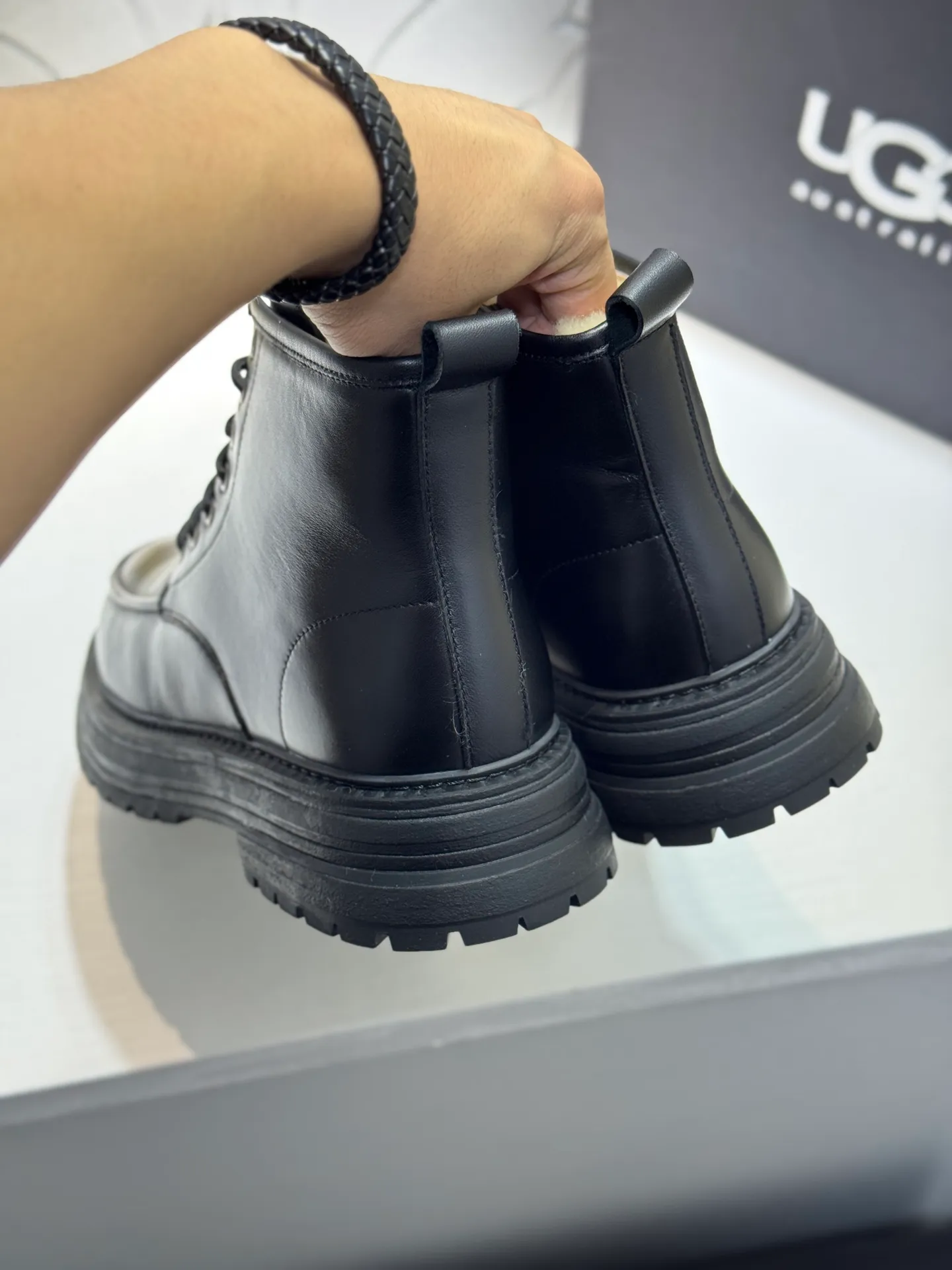 Men's men's shoes 💰660 [New style] 🦥🦥UGG - high-end quality 🔥Australian imported wool 🔥Full fur original single entry and exit counter without pressure, let you feel no replacement 💏The upper is made of first-layer cowhide 'all original Australian wool' Strict men's boots thick wool can be distinguished by the naked eye 💓Real wool keeps warm and does not smell like feet, warms the whole winter ✨Carefully crafted for those who know the goods🔥Size: 38-44 (45 customized